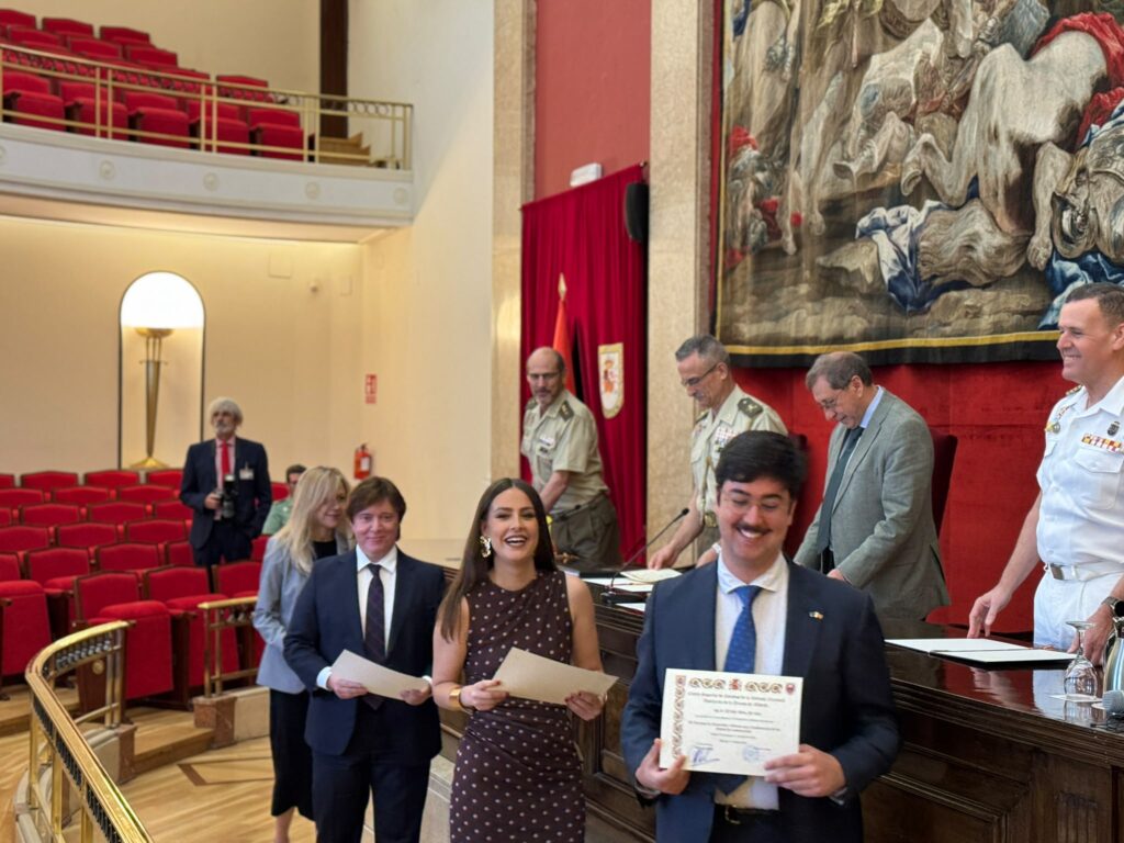 Entrega de diplomas a los alumnos participantes de las Jornadas durante el acto de clausura. Foto: Fernanda Muñoz / APM