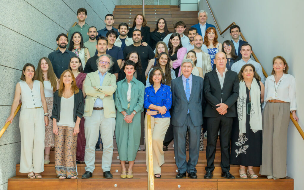 Foto de familia con los alumnos de la edición 2024/25 y 2025/26. Foto: Javier Vázquez Rodríguez / Grupo Santander