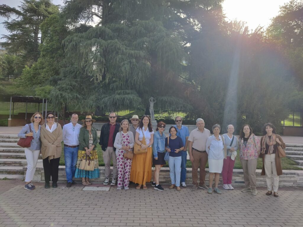 Foto de familia en el Jardín de la Rosaleda del Parque del Oeste. Foto: APM