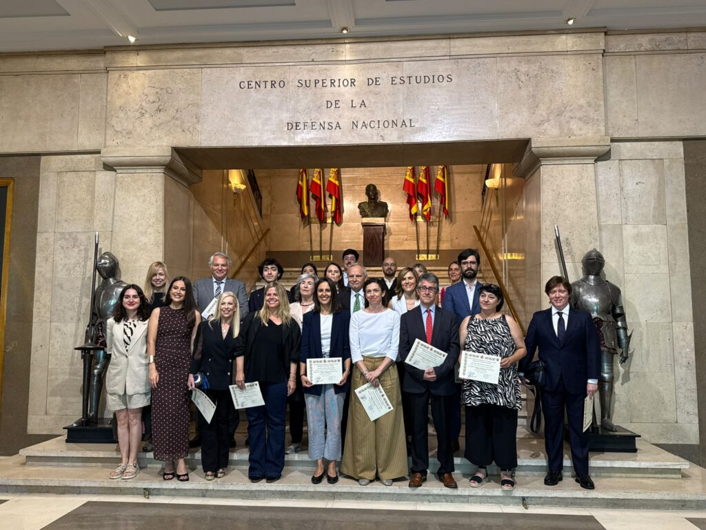Foto de los alumnos con sus diplomas tras la clausura de las Jornadas. Foto: Fernanda Muñoz / APM