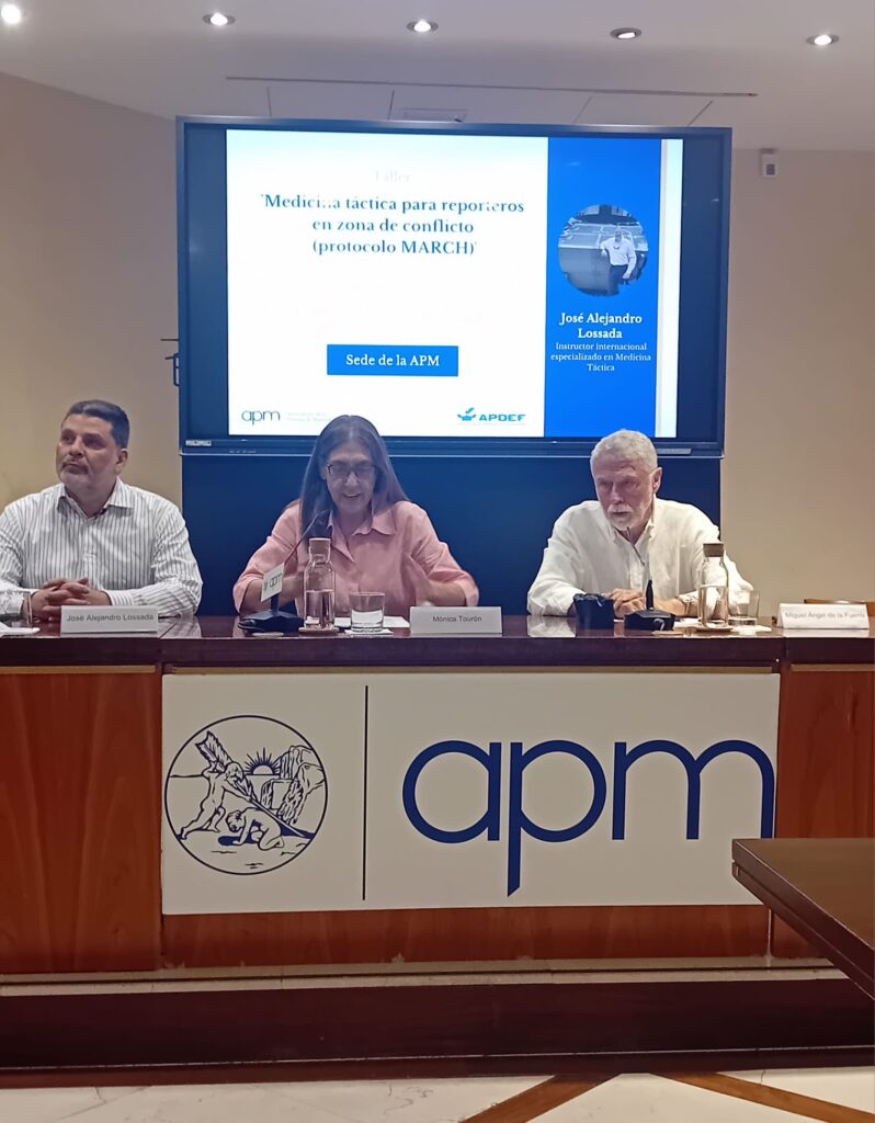 De izda. a dcha.: José Alejandro Lossada, Mónica Tourón y Miguel Ángel de la Fuente. Foto: APM