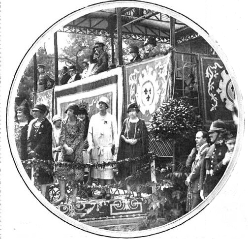 Fiesta regia de los Somatenes en el Retiro, presidido por Alfonso XIII y Victoria Eugenia. A pie del estrado figuran las madrinas del acto, Mercedes Castellanos vestida de blanco. Foto: Díaz Casariego. Fuente: 'Mundo Gráfico', 25 de abril de 1928. Biblioteca APM