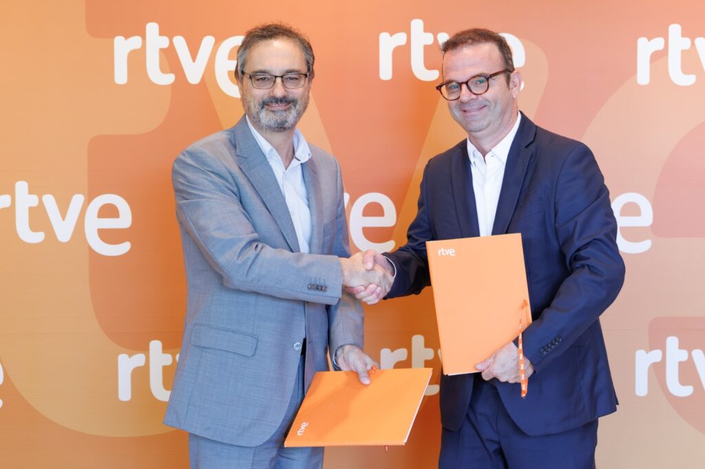 Roberto Suárez Martín y Alfonso Morales tras la firma del acuerdo. Foto: RTVE