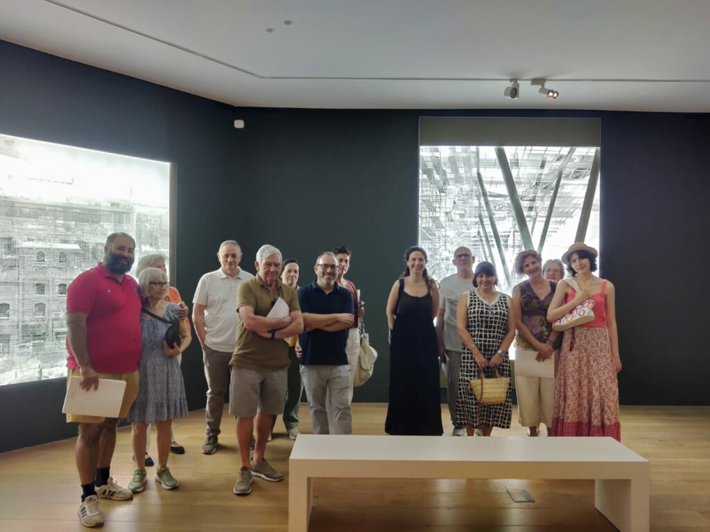 Foto de familia en las exposiciones en Casa de México. Foto: APM