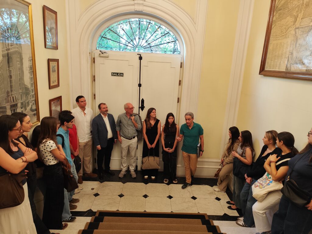 Alumnos de la Universidad de Nebrija durante la visita a la sede de la APM. Foto: APM