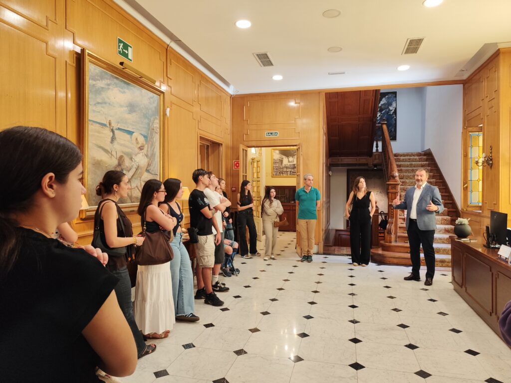 José Francisco Serrano Oceja explica a los alumnos de la Universidad e Nebrija las ventajas de asociarse a la APM. Foto: APM