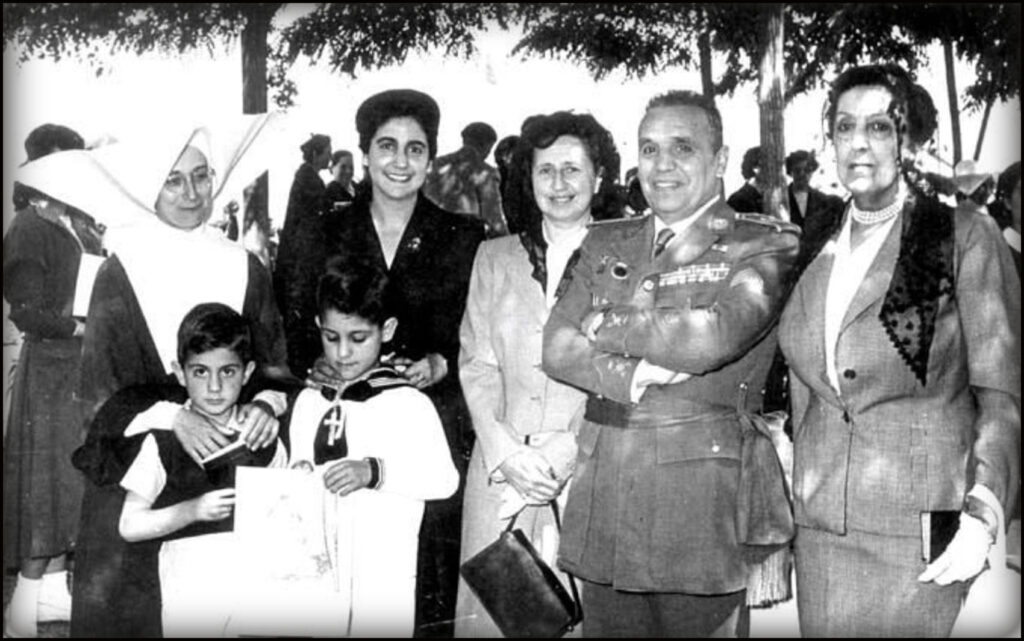Fotografía tomada en el Colegio de las Mercedes para huérfanos del ejército, presidido por Mercedes Castellanos (a la derecha de la imagen) y el general Ricardo Villalba Rubio (s.a.). Fuente: Archivo de la APM