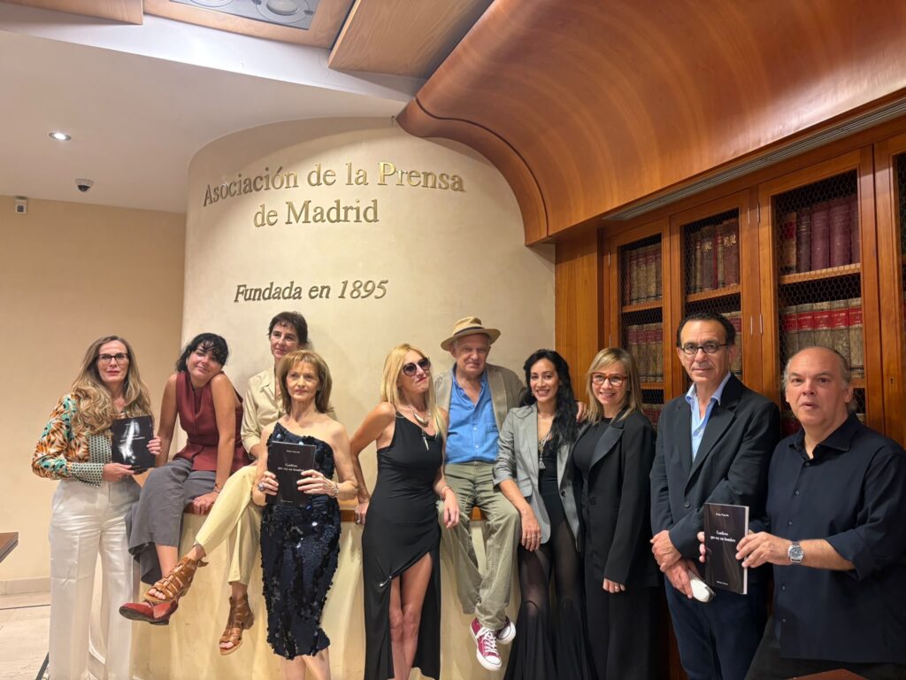 Pedro Touceda, Pablo Méndez Jaque y Diego Doncel, junto a las poetas que leyeron sus poemas preferidas del libro. Foto: APM