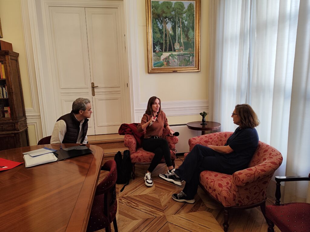 María Paredes entrevista a Mónica Tourón y a Juan Manuel Bernardo para el pódcast 'Arquitectura acompasada'. Foto: APM