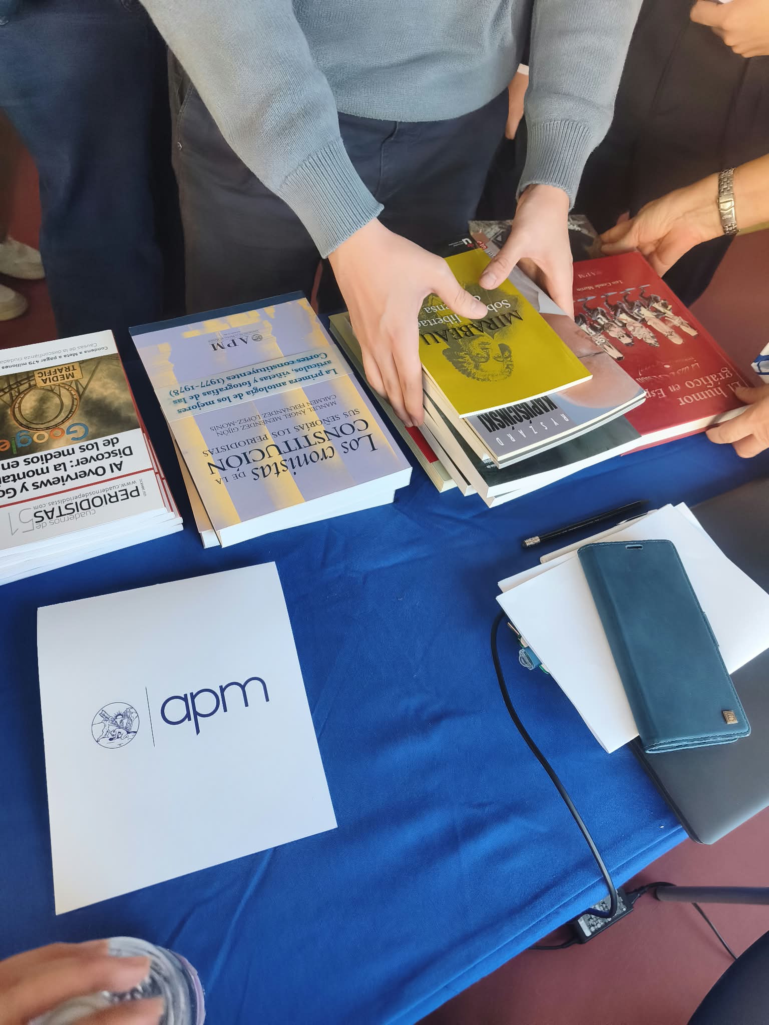 Estudiantes observando las publicaciones de la APM. Foto APM