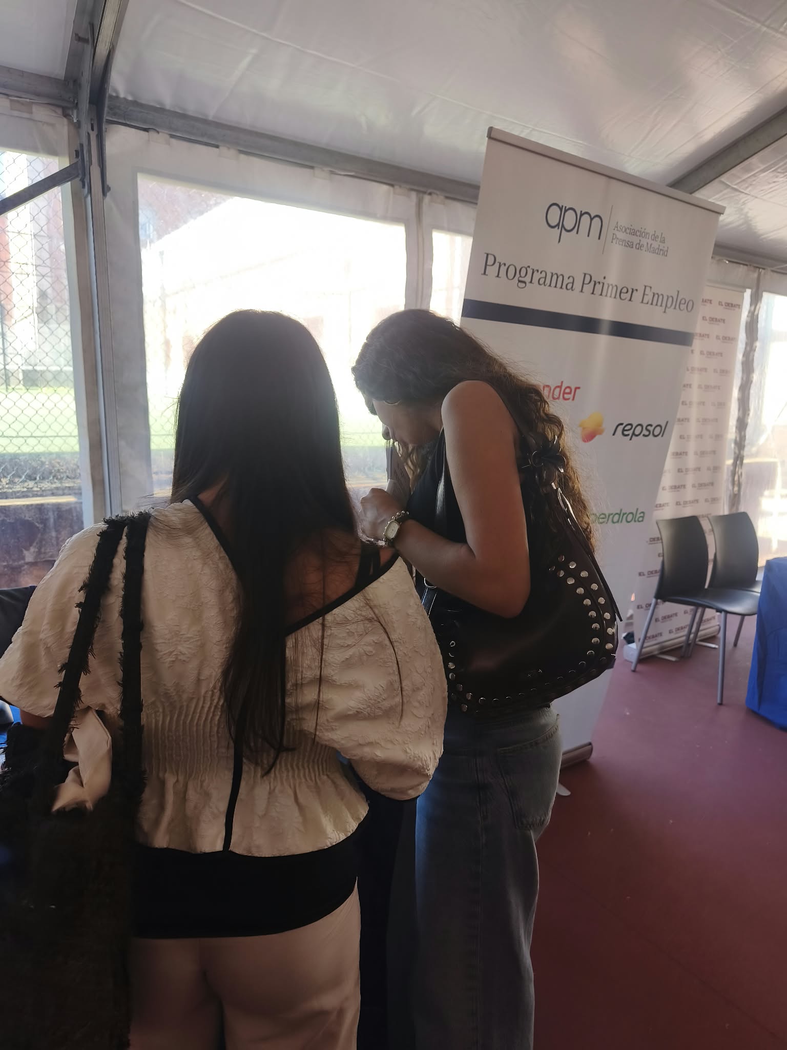 Estudiantes preguntando información sobre la APM. Foto APM