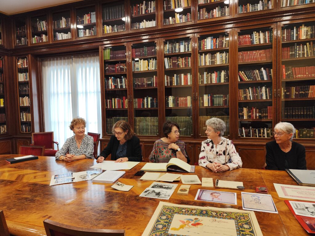 Momento de la firma, por parte de la APM, del documento de donación del legado de Francisco Ruíz de Elvira. Foto: APM