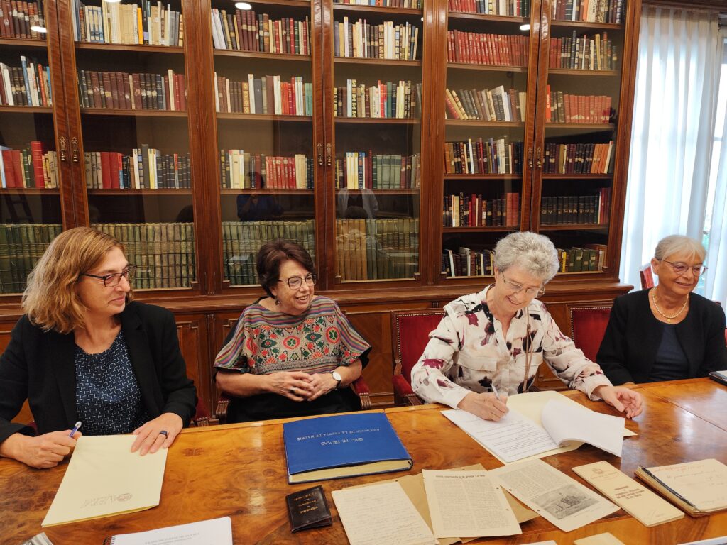 María José Ruiz de Elvira firma el documento de donación en nombre de la familia. Foto: APM