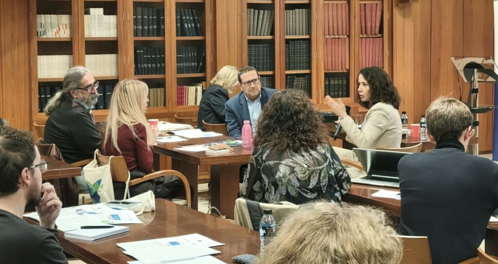 Marta Ugalde respondiendo a las preguntas de los periodistas presentes en el curso. Foto: APM