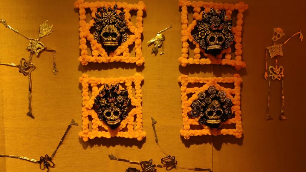 Calaveras negras dentro de marcos de flores de cempasúchil naranjas. Foto: APM