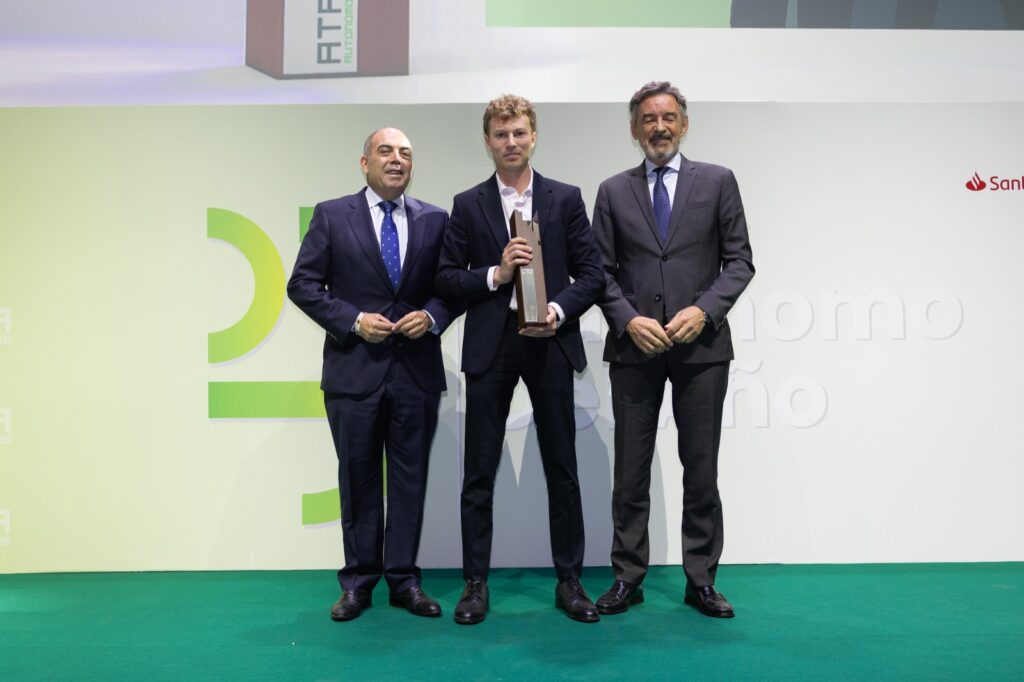 Iago Campo, hijo de María Rey, recibiendo el premio en nombre de su madre. Foto: ATA