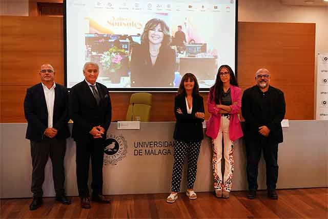 Premiadas y autoridades. Foto: Universidad de Málaga